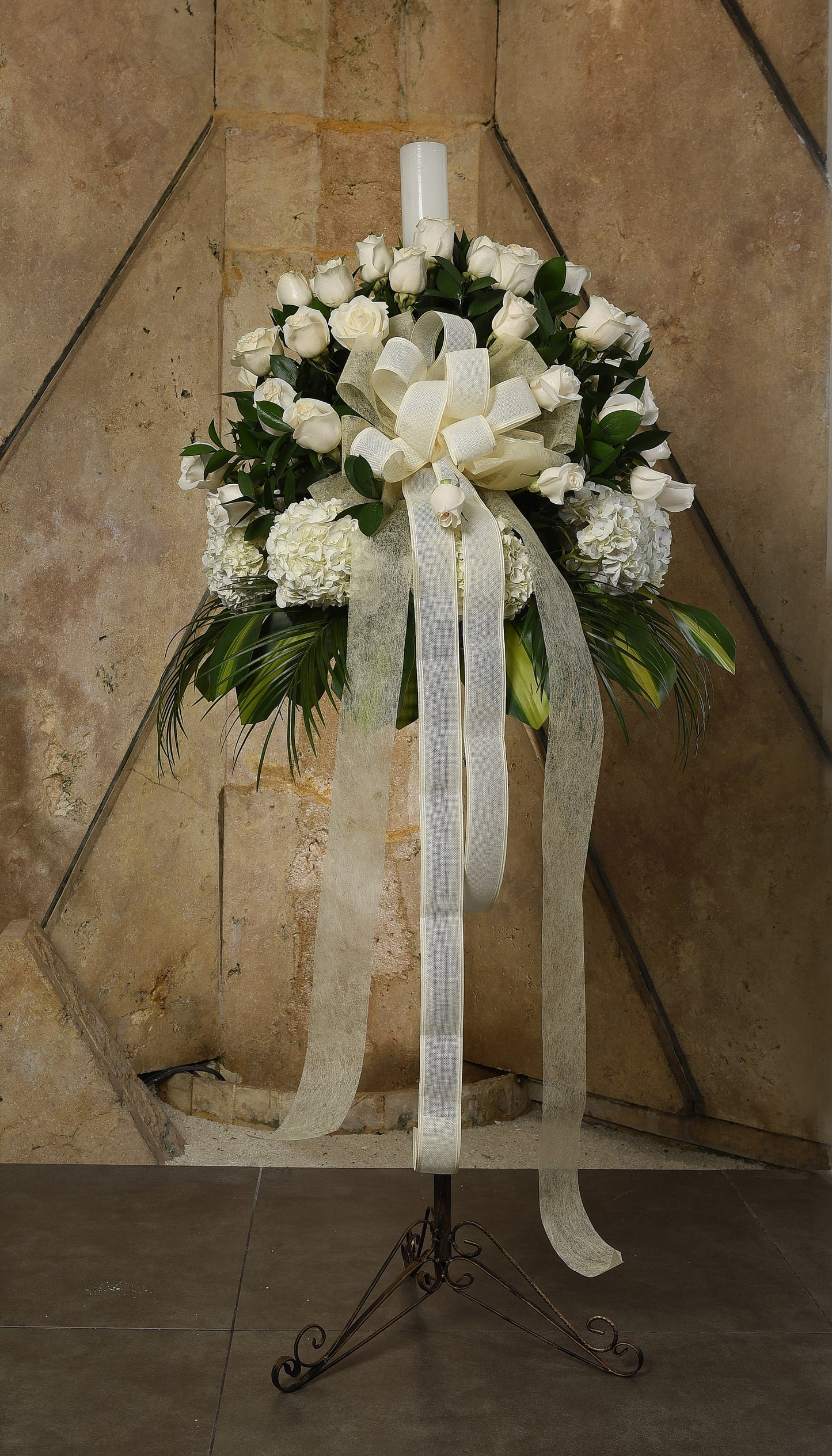 Arreglo floral base de pie redondo con velón