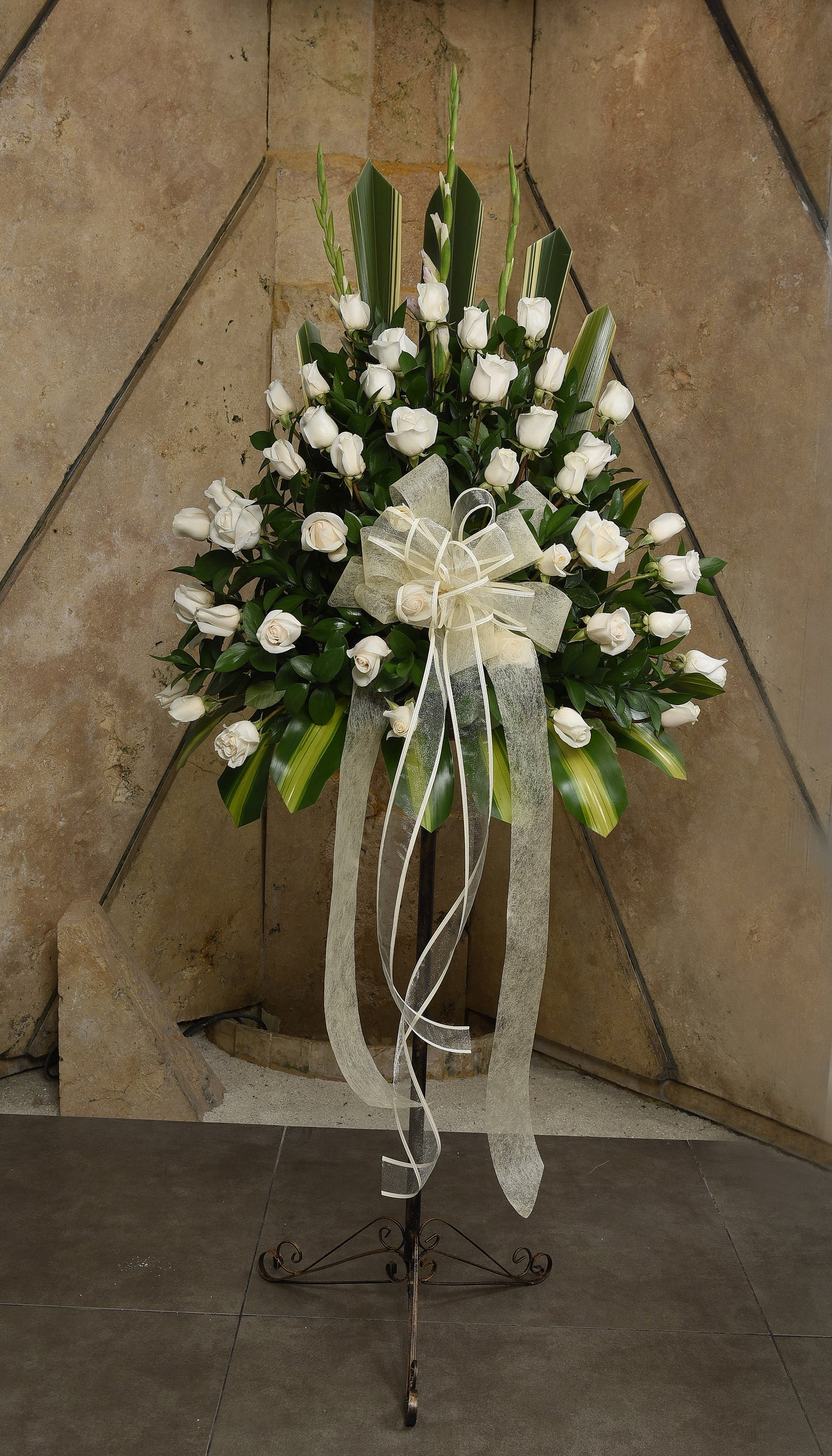 Arreglo floral base de pie en rosas