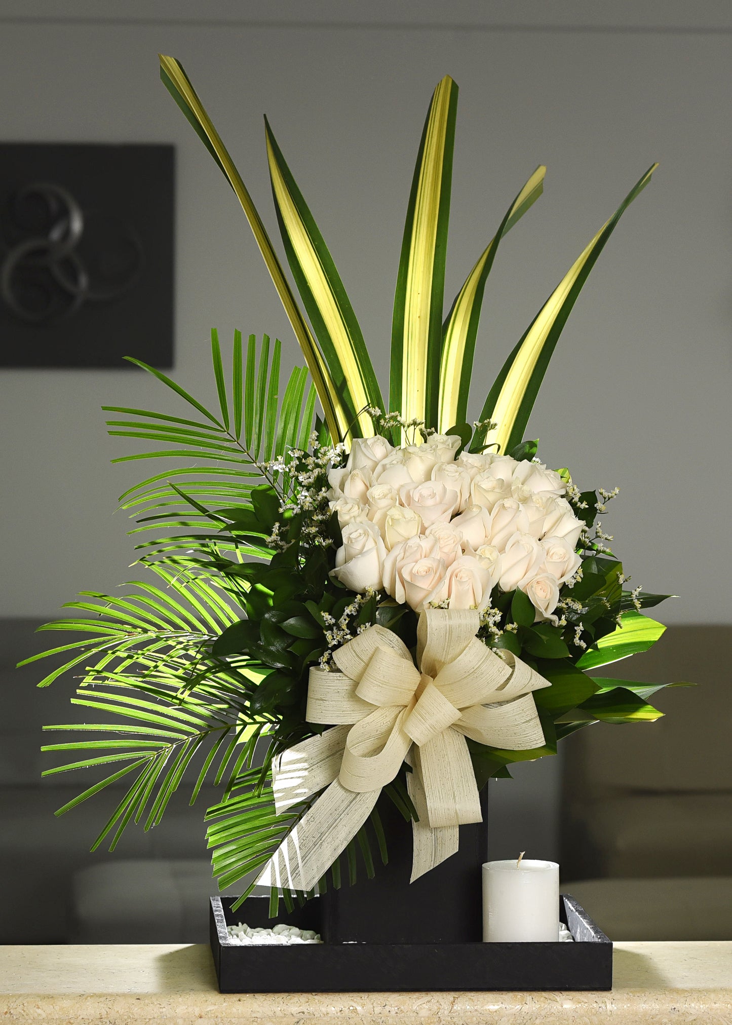 Arreglo floral base piedras con velón