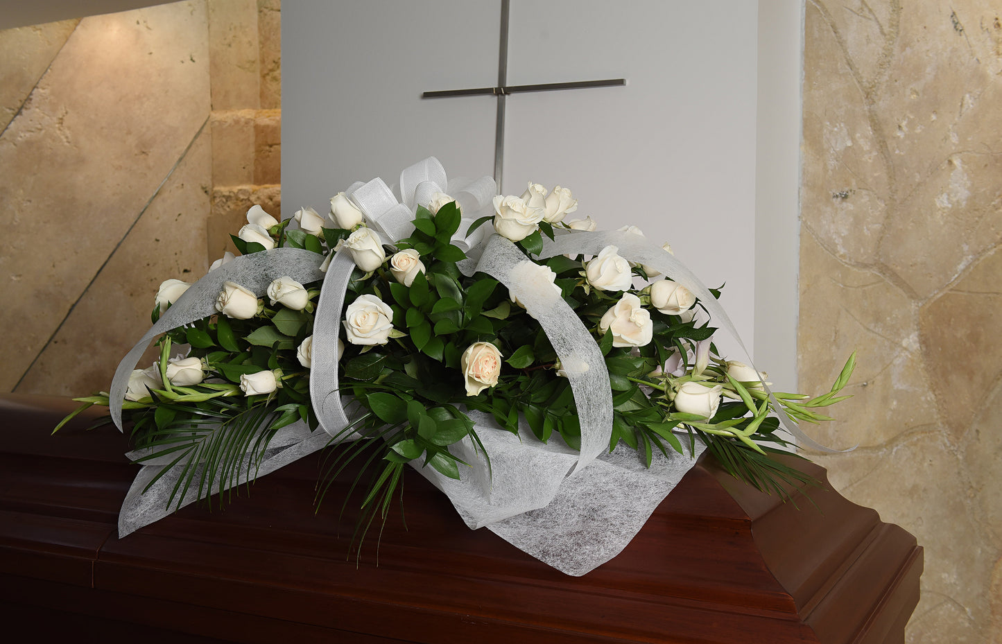 Cubre cofre rosas blancas