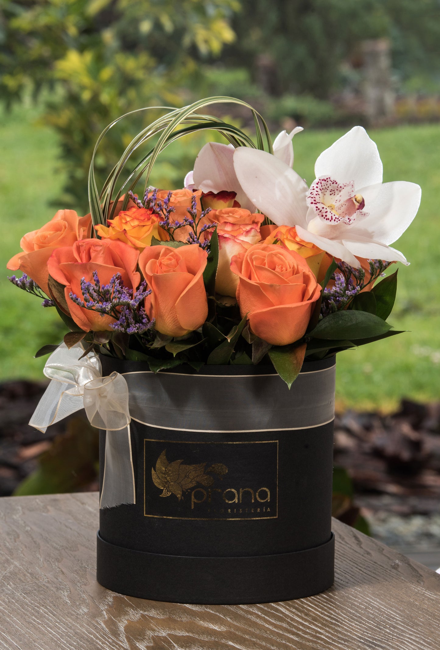 Arreglo floral caja cilindro rosas
