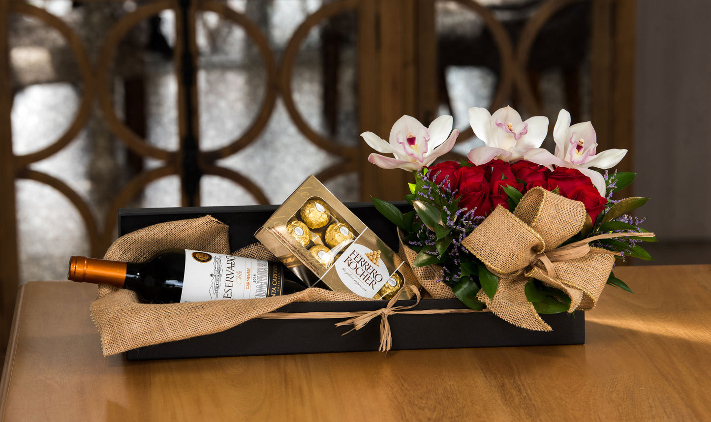 Arreglo floral caja Licor y chocolates