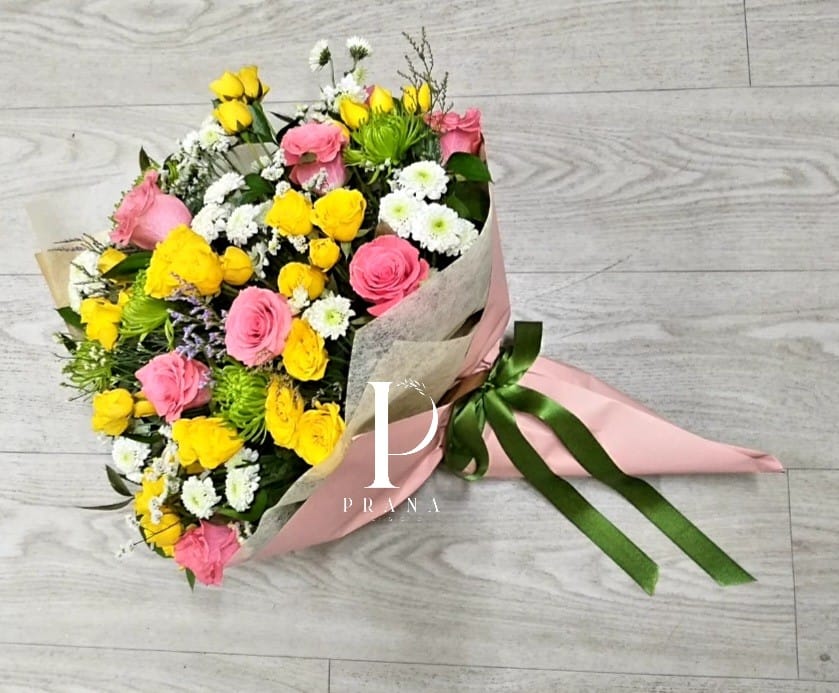 Bouquet de rosas y margaritas